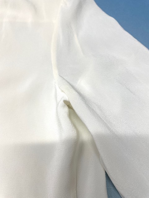 白いジバンシーシルクブラウスの全体的な黄ばみが綺麗になった染み抜きクリーニング事例(８，８００円税込)2026.03.19
