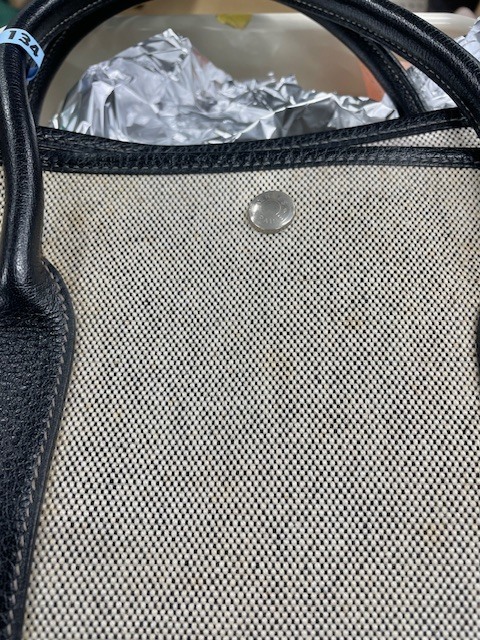 トワルアッシュカラーのエルメスガーデンパーティーの全体黄ばみやシミがキレイに落ちた染み抜きクリーニング事例(１６，５００円税込）2025.12.25