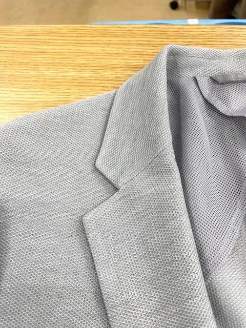 グレーのコットンとリネン混紡ジャケットの全体黄ばみがキレイに落ちた染み抜きクリーニング事例(６，０５０円税込)2026.07.01