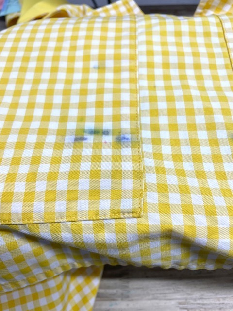 洗濯した際一緒に洗ってしまったボールペンのインクが染みになってしまった白と黄色いチェックのエプロンの染みがキレイに落ちた染み抜きクリーニング事例(５，５００円税込)2026.02.10