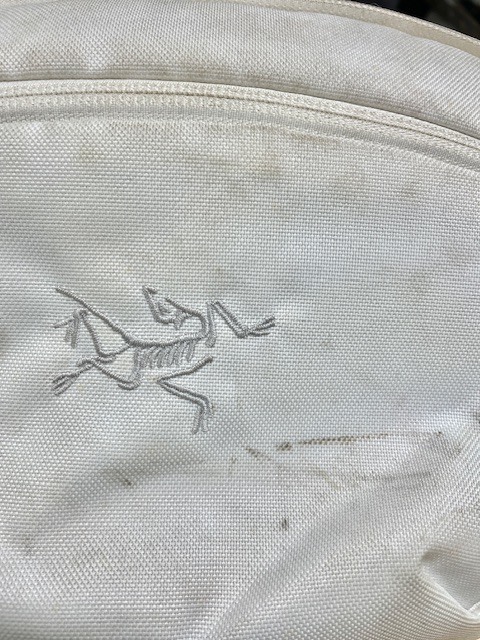 アークテリクスホワイトナイロンポーチの全体的な泥などの汚れが綺麗に落ちた染み抜きクリーニング事例(５，５００円税込)2026.02.20