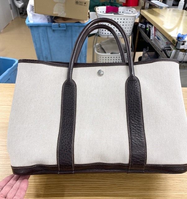 ナチュラルマロンカラーのエルメスガーデンパーティーの全体黄ばみやカビシミがキレイに落ちた染み抜きクリーニング事例(１６，５００円税込)2026.01.23