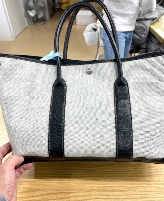 トワルアッシュカラーのエルメスガーデンパーティーの全体黄ばみやシミがキレイに落ちた染み抜きクリーニング事例(１６，５００円税込）2025.12.25