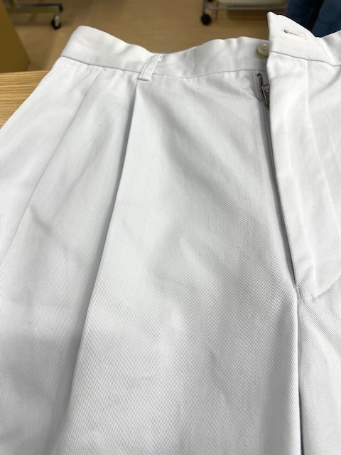 全体の黄ばみやシミが綺麗に落ちた白いコムデギャルソンコットンパンツの染み抜きクリーニング事例（６，６００円税込）2026.02.25