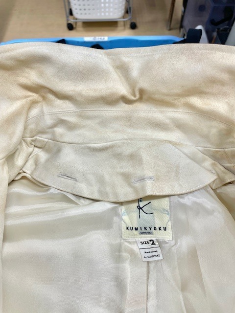 組曲の真っ白なコットンコートの全体黄ばみやシミがキレイに落ちた染み抜きクリーニング事例（２４，２００円税込）2025.12.27