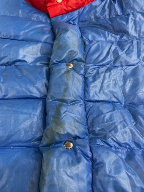 コーヒーのシミや全体に汚れがキレイに落ちた青いヴィンテージのモンクレールダウンベストの染み抜きクリーニング事例（６，６００円税込）2026.02.17