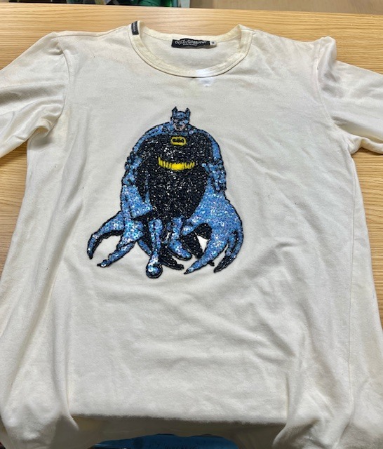 バッドマンのビーズ刺繍が特徴的な白いドルチェ＆ガッバーナコットンＴシャツの全体黄ばみやシミがキレイに落ちた染み抜きクリーニング事例（５，５００円税込）2026.02.13