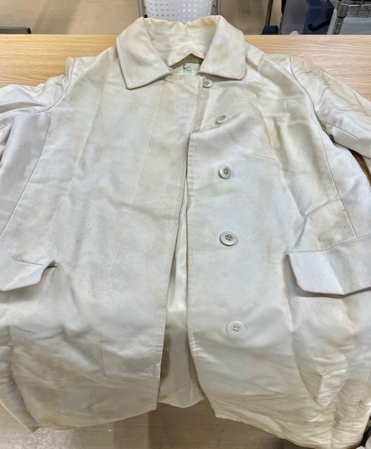組曲の真っ白なコットンコートの全体黄ばみやシミがキレイに落ちた染み抜きクリーニング事例（２４，２００円税込）2025.12.27