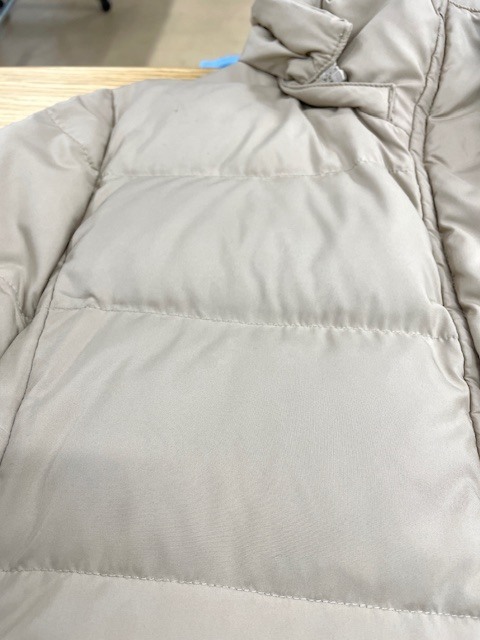 薄ベージュのダウンコート全体に付いたボンドやインクシミがキレイに落ちた染み抜きクリーニング事例（２２，０００円税込）2026.02.06