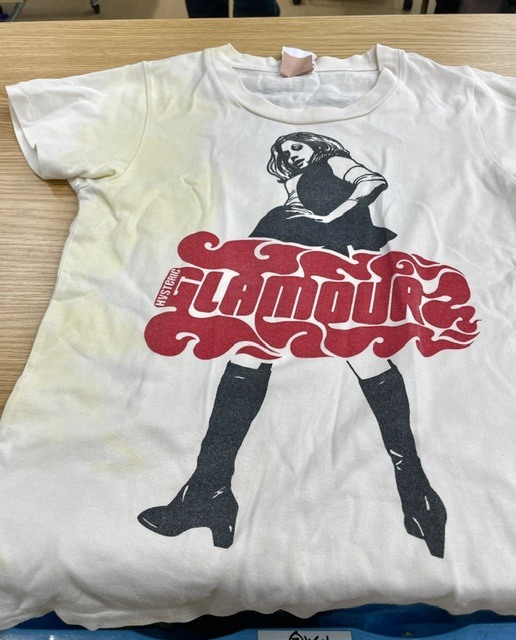 全体の黄色い色移りが綺麗に落ちた白地に女性のプリントが特徴的なヒステリックグラマーTシャツの染み抜きクリーニング事例(5,500円税込）2026.10.23