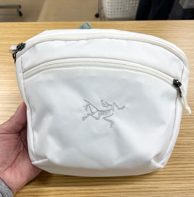 アークテリクスホワイトナイロンポーチの全体的な泥などの汚れが綺麗に落ちた染み抜きクリーニング事例(５，５００円税込)2026.02.20