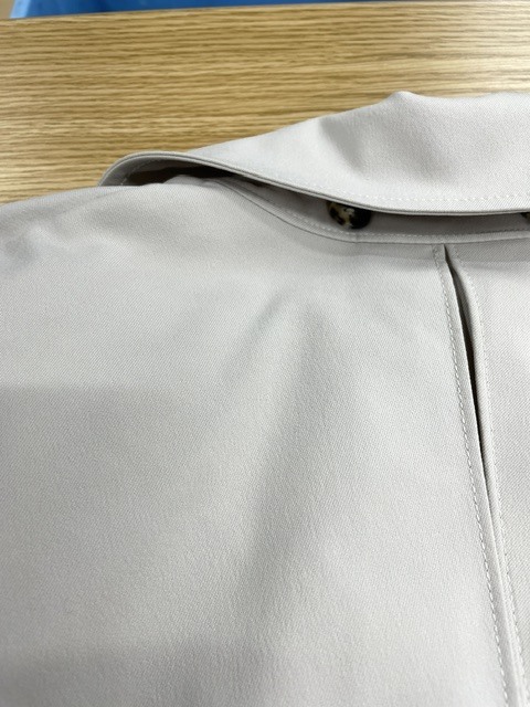 ヘアオイルのシミが襟周り肩の方まで黄ばんだように広がっているトレンチコートの染み抜きクリーニング事例(７，７００円税込）2026.10.02