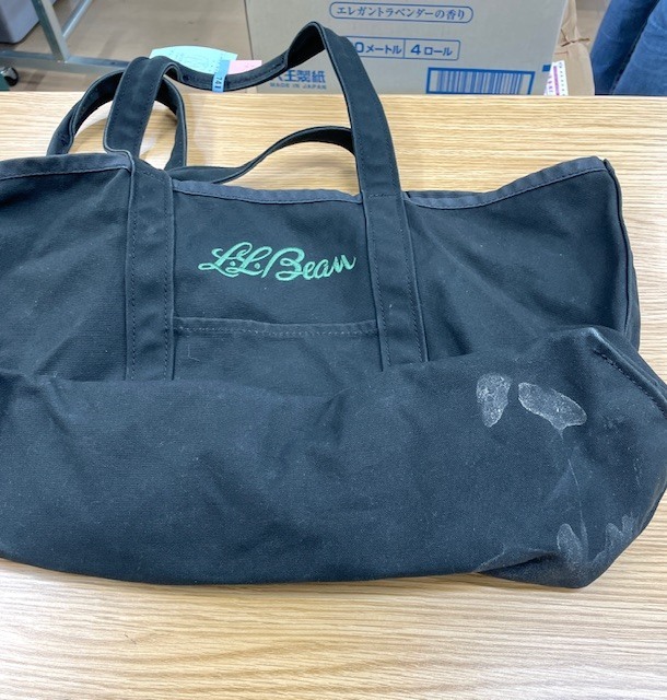 LLBEANの黒いトートバッグに付いた白い食べ物のシミが綺麗に落ちた染み抜きクリーニング事例(７，７００円税込）2026.06.13