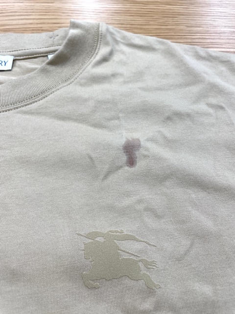 バーバリーベージュTシャツについた木の実のシミがキレイに落ちた染み抜きクリーニング事例(2,530円税込)