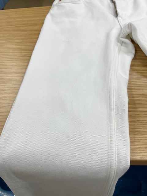 全体に濃く青い色が洗濯によって移ってしまった白いホワイトデニムパンツがキレイになった染み抜きクリーニング事例(６，６００円税込)2026.01.09