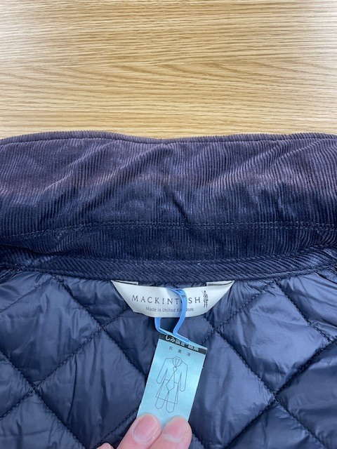 マッキントッシュキルティングコートの襟などのコーデュロイ部分の変色が目立たなくなった色修正クリーニング事例（９，９００円税込）2026.03.25