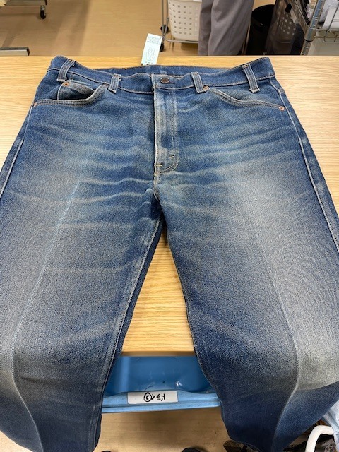 適度に色落ちしているリーバイスのヴィンテージデニムパンツの全体黄ばみやシミがキレイに落ちた染み抜きクリーニング事例(５，５００円税込)2026.07.25