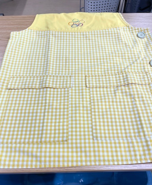 洗濯した際一緒に洗ってしまったボールペンのインクが染みになってしまった白と黄色いチェックのエプロンの染みがキレイに落ちた染み抜きクリーニング事例(５，５００円税込)2026.02.10