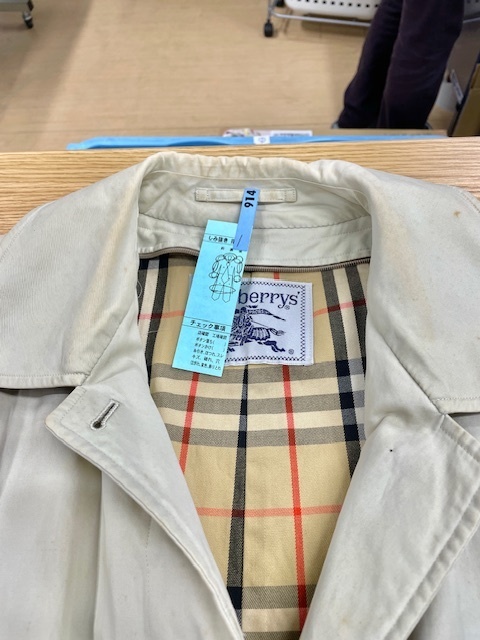 アイボリーバーバリートレンチコートの全体黄ばみやカビシミがキレイに落ちた染み抜きクリーニング事例(２２，０００円税込）2025.10.29