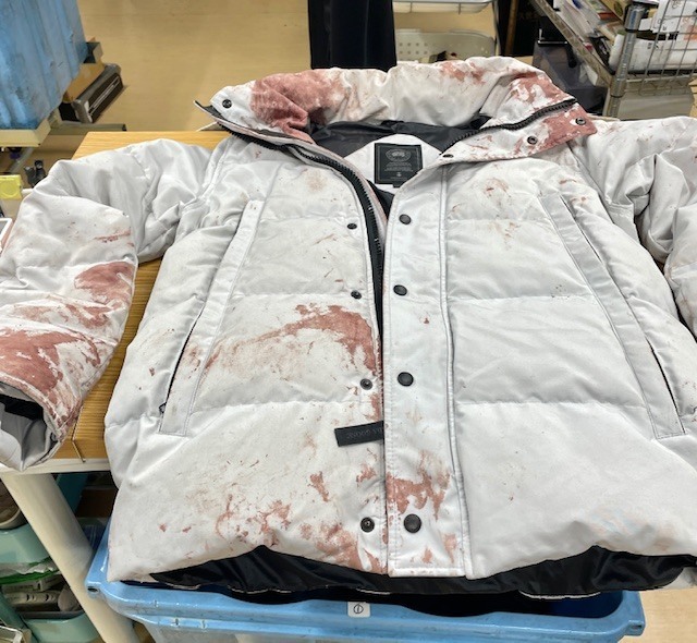白に近い薄グレーのカナダグースダウンコート全体に大量についてしまった血液シミがキレイに落ちた染み抜きクリーニング事例（２２，０００円税込）2026.01.30