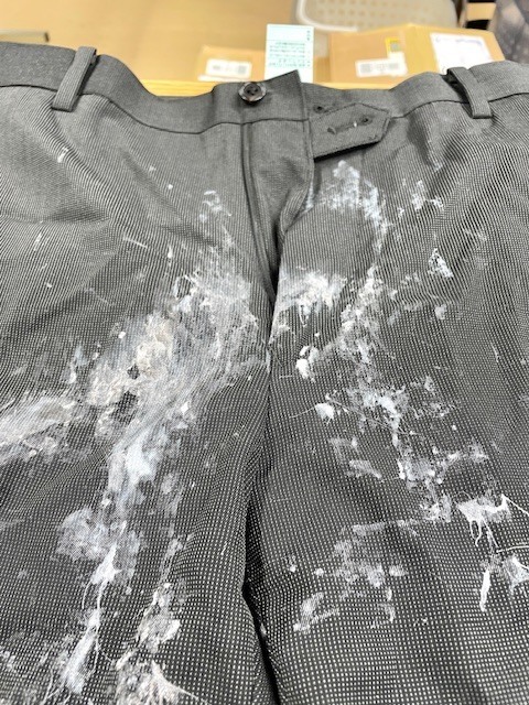 チャコールグレーのスーツパンツ全体に大量の白いペンキがキレイに落ちた染み抜きクリーニング事例(２２，０００円税込）2026.01.28