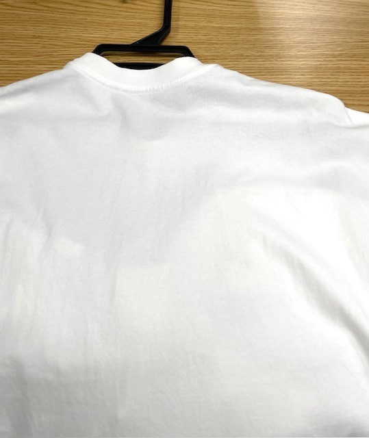 美容師様からの依頼で白いTシャツの背面に広範囲に付いた赤いヘアカラーシミの染み抜きクリーニング事例(５，５００円税込)2026.05.27
