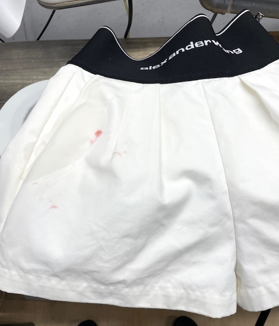 クリーニング時にポケットに入れたままになっていた口紅から全体に口紅シミが付いてしまった白いスカートの染み抜き事例(９，９００円税込)2025.08.27