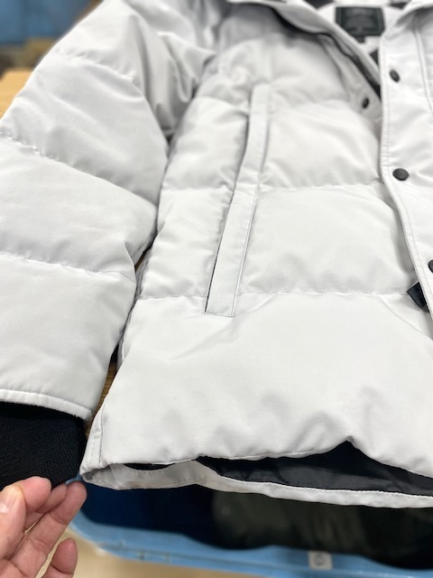 白に近い薄グレーのカナダグースダウンコート全体に大量についてしまった血液シミがキレイに落ちた染み抜きクリーニング事例（２２，０００円税込）2026.01.30