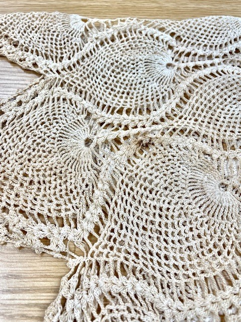 長い間仕舞いっぱなしになっていた手作りの白い綿レーステーブルクロスの全体黄ばみや濃いシミがキレイに落ちた染み抜きクリーニング事例(６，６００円税込)2026.04.15