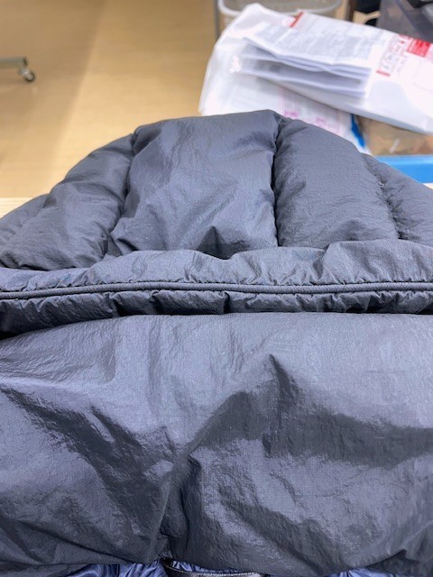 タトラスネイビーダウンコートのファンデーションシミや皮脂汚れなどシミがキレイに落ちた染み抜きクリーニング事例(７，１５０円税込)