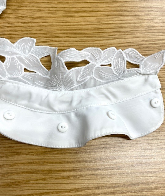 本体が紺のお子様ワンピースを洗濯したところ取り外しできる白い襟部分に本体から青い色が色移りしてした染み抜きクリーニング事例（３，３００円税込み、襟のみ）2026.04.21