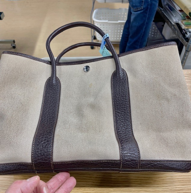 全体の黄ばみやシミが綺麗になったトワルアッシュカラーのエルメスガーデンパーティーの染み抜きクリーニング事例（１９，８００円税込）2026.04.08