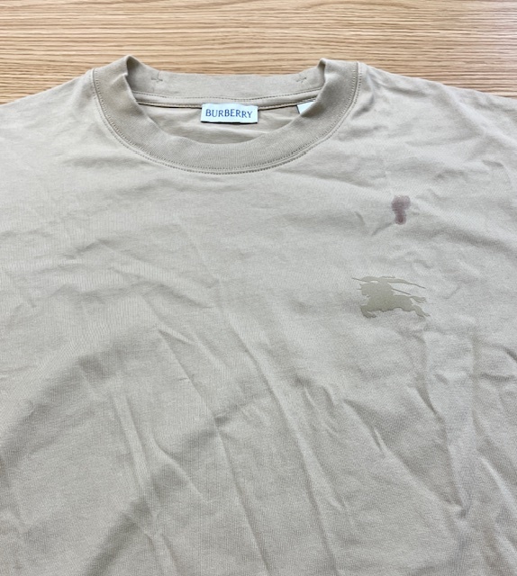 バーバリーベージュTシャツについた木の実のシミがキレイに落ちた染み抜きクリーニング事例(2,530円税込)