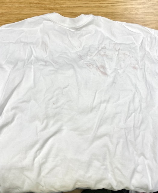 美容師様からの依頼で白いTシャツの背面に広範囲に付いた赤いヘアカラーシミの染み抜きクリーニング事例(５，５００円税込)2026.05.27