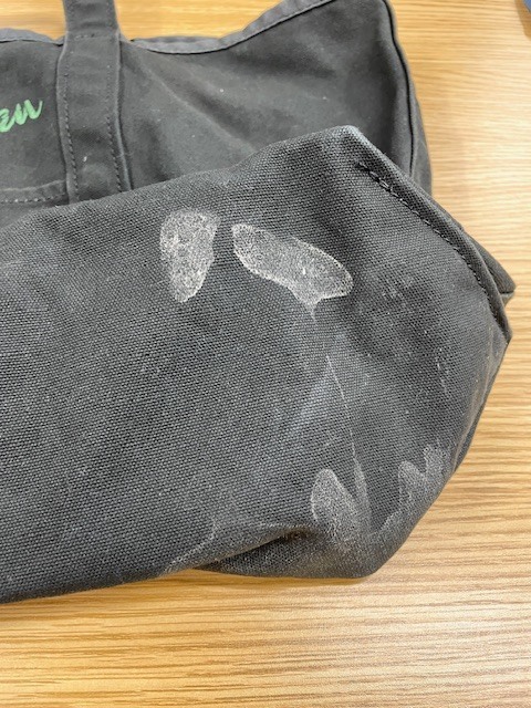 LLBEANの黒いトートバッグに付いた白い食べ物のシミが綺麗に落ちた染み抜きクリーニング事例(７，７００円税込）2026.06.13