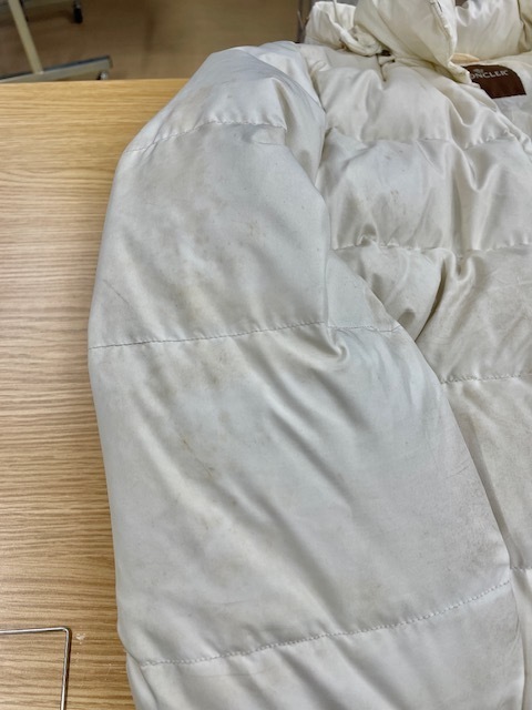 全体的な黄ばみやシミが綺麗になった白いダウンジャケットの染み抜きクリーニング事例(１９，８００円税込)2026,03.17