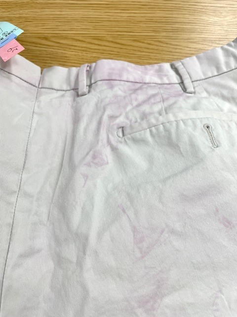 薄グレーのコットンパンツ全体に赤～赤紫色の色移り！斑状に広がった染みを綺麗に落とした染み抜きクリーニング事例(６，６００円税込）2026.09.02