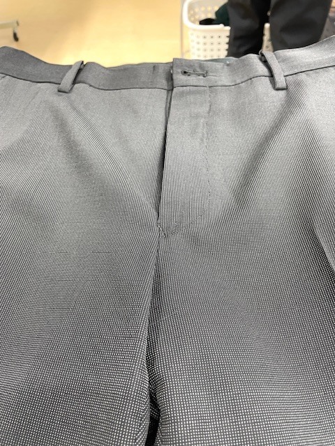 チャコールグレーのスーツパンツ全体に大量の白いペンキがキレイに落ちた染み抜きクリーニング事例(２２，０００円税込）2026.01.28