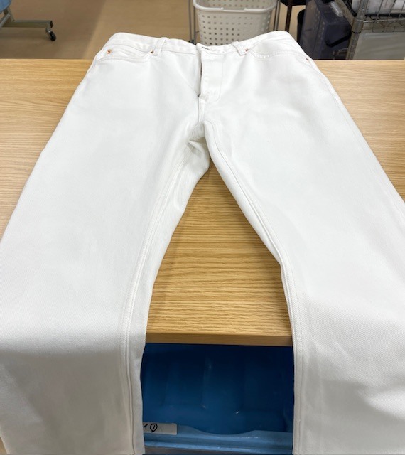全体に濃く青い色が洗濯によって移ってしまった白いホワイトデニムパンツがキレイになった染み抜きクリーニング事例(６，６００円税込)2026.01.09