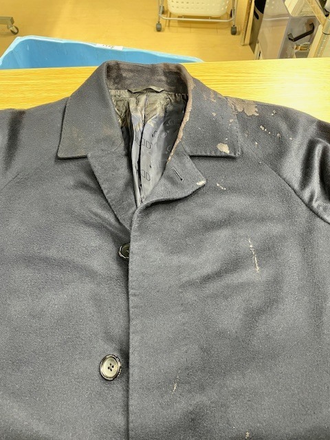 首周りから肩にかけて裏地にも大量の血液シミが付いているディオールのネイビーカシミヤコートの染み抜きクリーニング事例(１６，５００円税込)2026.02.27