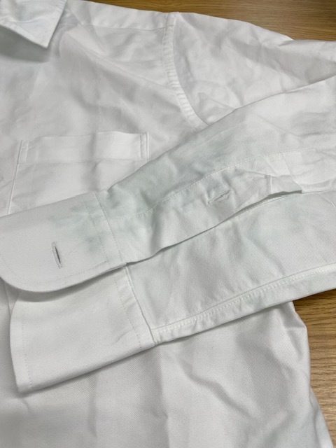 真っ白なシャツの青い色移りがキレイに落ちた染み抜きクリーニング事例(５，５００円税込）2026,08.05