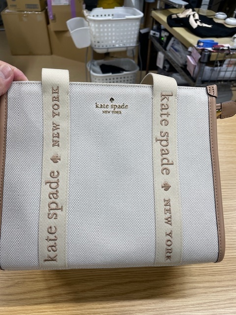 ケイトスペードのアイボリートートバッグに付いた衣類からの茶色い色移りがキレイに落ちた染み抜きクリーニング事例(１３，２００円税込)2025.11.27