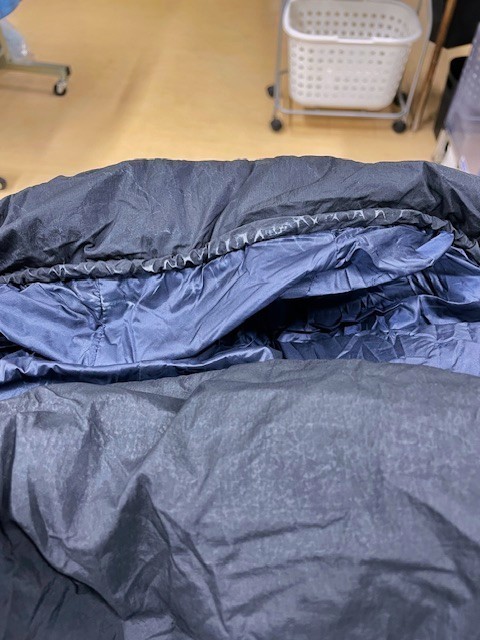 タトラスネイビーダウンコートのファンデーションシミや皮脂汚れなどシミがキレイに落ちた染み抜きクリーニング事例(７，１５０円税込)