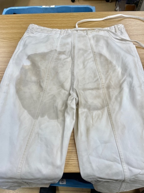 白いヴィンテージシャネルパンツのコーヒーシミや黄バミがキレイに落ちた染み抜きクリーニング事例８，８００円税込）2025.08.09