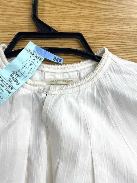 薄いベージュのインド綿シャツに青い色が移ってしまいそれを落とすためには全体の色も落とさなくてはならず色移りを落としつつ全体の色も平らに白くした染み抜きクリーニング事例（５，５００円税込）2026.06.07
