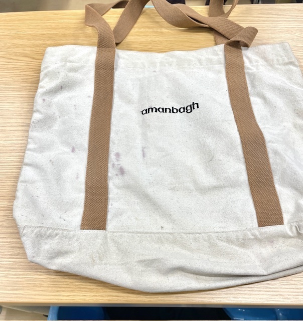 赤ワインが広範囲に飛び散ってしまった白いコットントートバッグが綺麗になった染み抜きクリーニング事例(６，６００円）2025.10.08