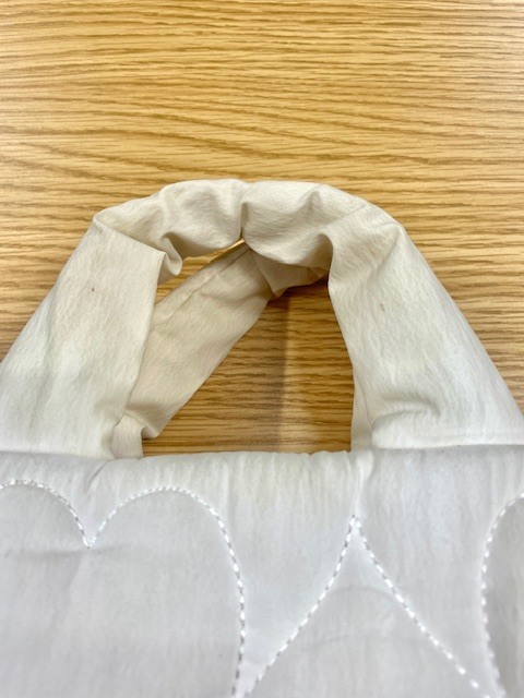 白いFURFURのトートバッグのチョコレートドリンクが飛び散ったシミや全体よごれ・黄ばみがキレイに落ちた染み抜きクリーニング事例(６，６００円税込)