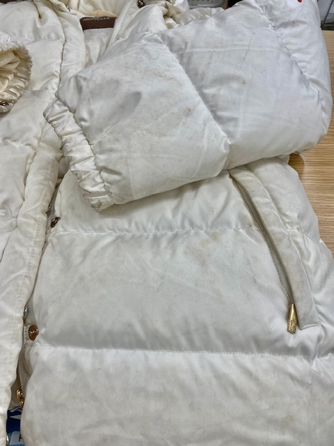 全体的な黄ばみやシミが綺麗になった白いダウンジャケットの染み抜きクリーニング事例(１９，８００円税込)2026,03.17