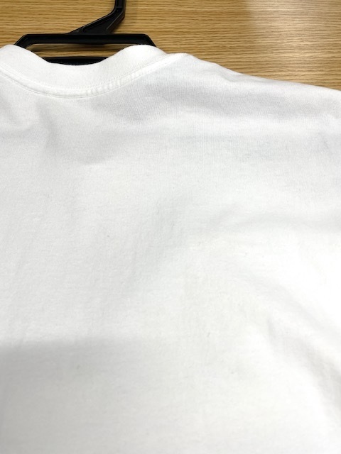 美容師様からの依頼で白いTシャツの背面に広範囲に付いた赤いヘアカラーシミの染み抜きクリーニング事例(５，５００円税込)2026.05.27