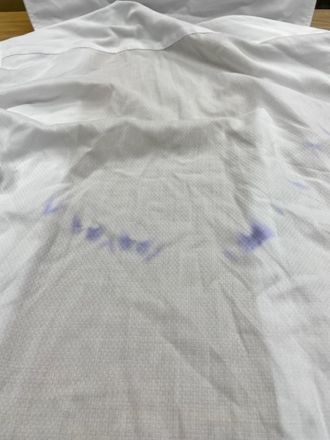 他のクリーニング店からの依頼で全体にインクシミが付いた白いワイシャツの染み抜きクリーニング事例(5,500円税込)2026.03.04